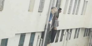 مريض ينجو بأعجوبة من محاولة إنتحار حقيقية وسط المستشفى (+صورة)..