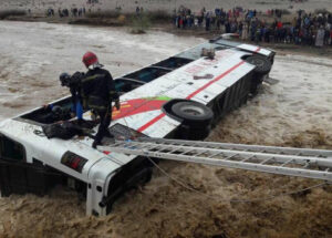 +فيديو: الأمطار الغزيرة تتسبب في انقلاب حافلة مليئة بالركاب، و تسجيل ضحايا في الأرواح و الأجساد خلال الحادث.