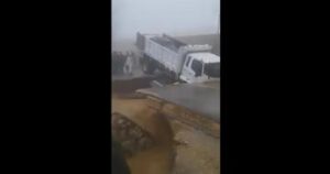 أمطار متوسطة تتسبب في انهيار قنطرة.