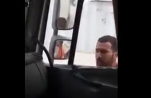 أخطر لص يسرق شاحنة بطريقة مثيرة