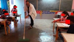 أكادير : صورة أستاذ يقوم بتجفيف القسم من مياه الأمطار تغزو الفايسبوك، والنشطاء يتفاعلون معها بقوة.