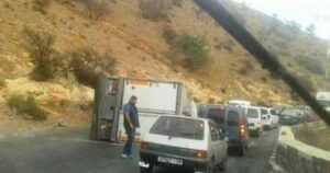 انقلاب شاحنة لنقل الأسماك بأخطر منحذر بسوس يتسب في عرقلة حركة المرور وسط استياء السائقين.