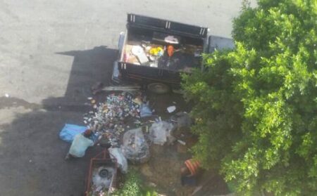 +صور: متلاشيات "الميخالة" تؤجج غضب مواطنين بأكادير، وتحول حياتهم إلى جحيم لا يطاق