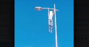 عاجل: “روميو” جديد يظهر بأكادير متسلقا عمودا كهربائيا، ويهدد بالانتحار بسبب فتاة تدرس بإعدادية