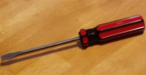 تلميذ آخر يعتدي على مدير مؤسسة تعليمية ب “طورنوفيس”، ويتسبب له في عجز خطير.