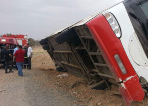 +صور: انقلاب حافلة فريق أولمبيك آسفي لكرة القدم، وهذه هي الحصيلة الأولية للحادث. 7 a 9