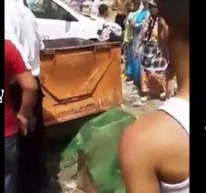 +فيديو صادم:رمي تلميذ يتيم في حاوية للأزبال بطريقة مهينة وسط استنكار المواطنين