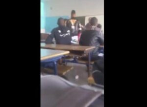 مديرية وزارة التربية تتدخل على عجل بعد انتشار الفيديو الصادم والمهين الذي يظهر تلميذا يعنف أستاذا، وهذا ما قررته: