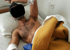 “جيران” يشرملون شرطيا، ويرسلونه إلى المستعجلات في حالة حرجة.