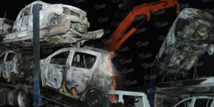 (+صور): النيران تلتهم عددا من السيارات بعد اندلاع حريق مهول في شاحنة كبيرة محملة بها.