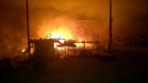 +صور: النيران تلتهم أجزاء من سوق معروف بإنزكان، وألسنة اللهب والانفجارات المتوازية تثير الفزع و الدعر في نفوس مواطني المنطقة.