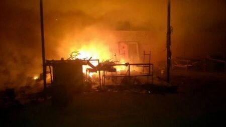 +صور: النيران تلتهم أجزاء من سوق معروف بإنزكان، وألسنة اللهب والانفجارات المتوازية تثير الفزع و الدعر في نفوس مواطني المنطقة. +صور: النيران تلتهم أجزاء من سوق معروف بإنزكان، وألسنة اللهب والانفجارات المتوازية تثير الفزع و الدعر في نفوس مواطني المنطقة.