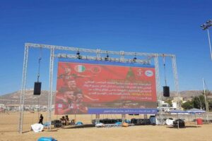 تنصيب شاشة عملاقة فوق رمال شاطئ أكادير لمتابعة مباراة المنتخب و ترتيبات أمنية ترقبا لتوافد المئات من المواطنين بالمكان. 1 q 37