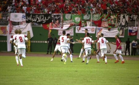 +فيديو: المنتخب الوطني يحقق الحلم بعد 19 سنة من الانتظار ويعبر إلى المونديال بعدما هزم الفيلة في عقر دارها