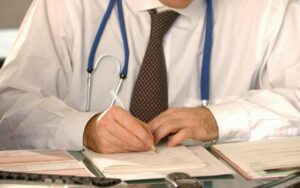 القضاء يطرد طبيبا من العمل بسبب لحيته الكثيفة