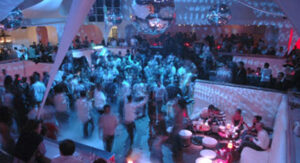 ليلة رأس السنة بأكادير ومدن أخرى.. تقارير تكشف اقبال المغاربة رجالا ونساء على شراء المشروبات الكحولية