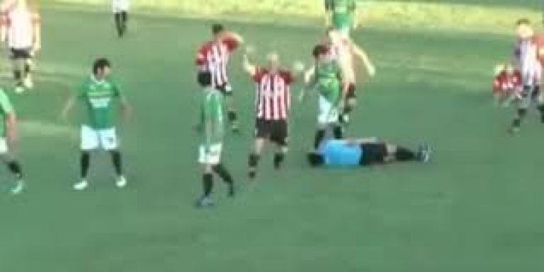 جريمة قتل بشعة داخل ملعب كرة القدم ضحيتها حكم المباراة!