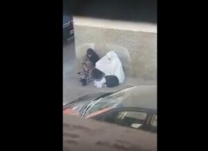 بالفيديو:متسولة تنصب على المواطنين بلباس “حق الله”