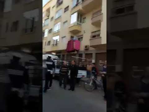 (+فيديو)ارتباك في صفوف عناصر الأمن بعد تزامن مرور الموكب الملكي مع جنازة