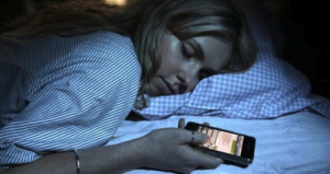 دراسة: النوم بجانب الهاتف النقال يسبب العقم والسرطان!