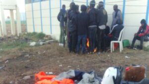 خطير:مهاجرون أفارقة يهاجمون رجال الشرطة بزيت “القلي” ويكسرون ساق رجل أمن