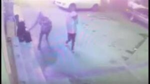 لحظة اختطاف هاتف من يد فتاة أمام محل تجاري