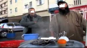 هكذا استدرج “بائع كفتة السمك” صديقه الملتحي لاستغلال زوجته.