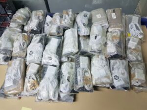 جمارك أكادير تضرب بقوة وتحجز مواد مهربة غريبة وسط حافلة لنقل الركاب(+صور)