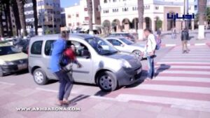 طريف جدا: شاب لسائق سيارة: رجع  من فوق ممر الراجلين ، راه ولينا كنخلصو 25 درهم