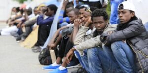 شجار عنيف بين مهاجرين أفارقة ينتهي بانتحار شاب بطريقة مأساوية.