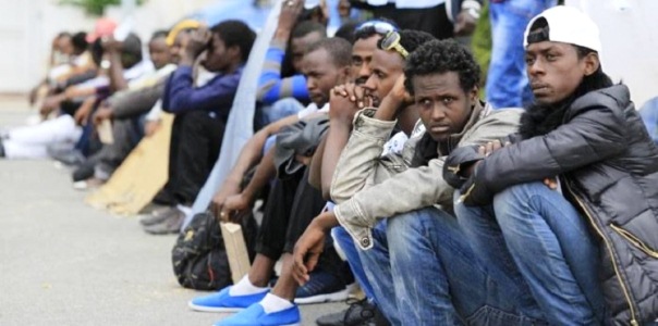 شجار عنيف بين مهاجرين أفارقة ينتهي بانتحار شاب بطريقة مأساوية.