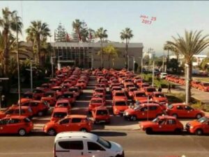 +صور: الطاكسيات الحمراء تحاصر مقر بلدية أكادير في مشهد مثير غير مسبوق.