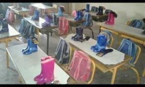 تقدير خاص لرجل تعليم اقتنى أحدية و جوارب لتلامذته للوقاية من موجة البرد القارس