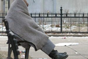 متطوع يعالج متشردا في وضعية صعبة بطريق أكادير في الهواء الطلق.