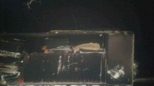 +صور: شخص يعبث ببيت الله فجرا، ويخرب مرافقه ويضرم النار فيها بما في ذلك المصاحف.