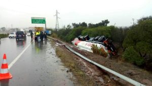 +صور: انزلاق خطير لشاحنة لنقل البنزين بسبب الأمطار الغزيرة.