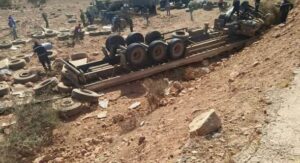 انقلاب خطيرة لشاحنة ضخمة محملة بالعجلات المطاطية يسفر عن مقتل أجنبي في مشهد مروع