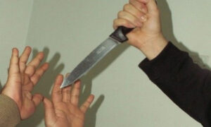 خلاف حاد وسط ثانوية ينتهي بعرز سكين في بطن تلميذة من طرف زميلتها.