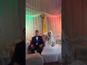 ما شاء الله: عروس تقرأ القرآن ليلة زفافها وهي على مسرح الزفاف