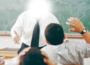 خطير: أستاذ الأنجليزية ينظاف إلى قائمة ضحايا “التشرميل” التلمذي.