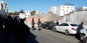 عااجل: سقوط سور على مجموعة من السيارات والراجلين، و السلطات تسابق الزمن لانقاد الضحايا