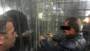 بالصور:إعادة تمثيل جريمة سرقة مثيرة ل: 350 مليون من محلين لبيع المجوهرات بعد عملية حفر من بناية مهجورة مجاورة.