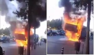 النيران تأتي على حافلة وسط العاصمة الاقتصادية