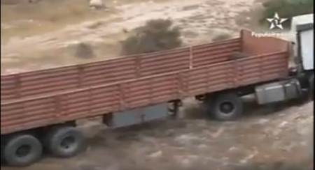 +فيديو: نجاة سائق شاحنة من الحجم الكبير بأكادير من موت محقق بعد سقوطها من منحذر عمقه يزيد عن 20 مترا .