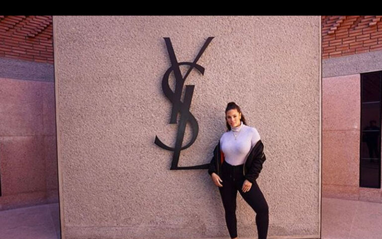 العارضة المثيرة للجدل تشعل المغرب بصور من أكادير ومراكش