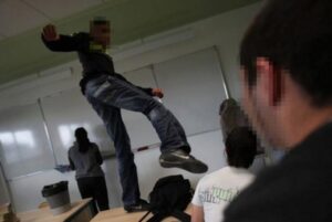 فظيع:تلميذ يعتدي على أستاذ ويطرحه أرضا ثم “يعفس” على رأسه