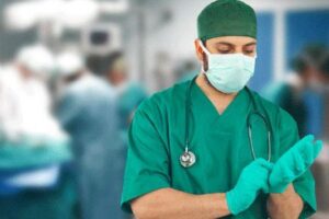 خطير .. جرّاح ينقش أحرف اسمه على أكباد مرضاه