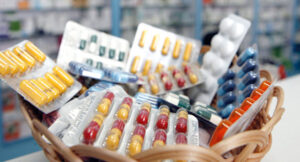 دكتور يحذر من التناول العشوائي للمضادات الحيوية.. 10 ملايين وفاة بسبب الاستعمال غير المعقلن للدواء