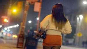 القصة الكاملة ل”مسخوطة الوالدين” التي طردت والدتها وشقيقها القاصر من منزلهما وحوّلته إلى وكر للدعارة