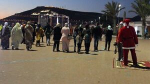 المرشدون السياحيون بأكادير ينتفضون ضد وزارة السياحة وينفذون وقفة احتجاجية أمام المديرية بأكادير